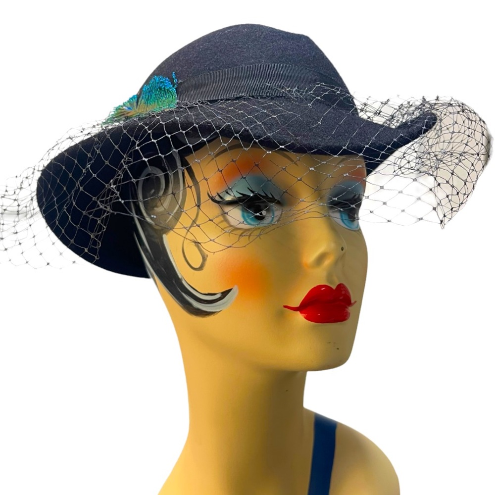 Beautiful felt vintage hat with netting and peacock feather. Lancaster
